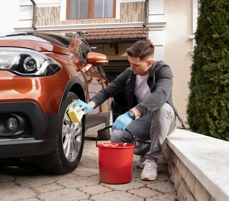 Lavage auto à domicile Messimy-sur-Saône : professionnel intervenant sur un véhicule